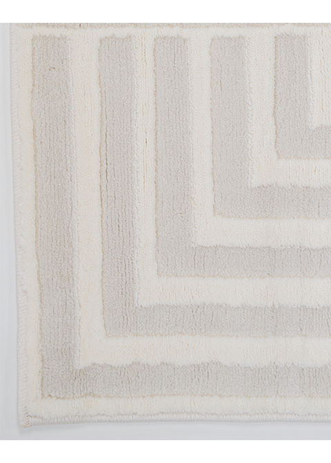 Tapete Geométrico Blanco con Damero de Ángulos en Relieve