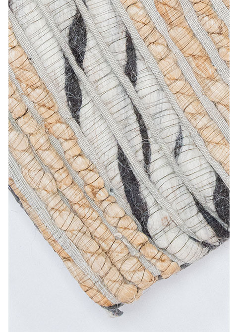Tapete Tejido Beige con Trenzas en Negro y Cobre