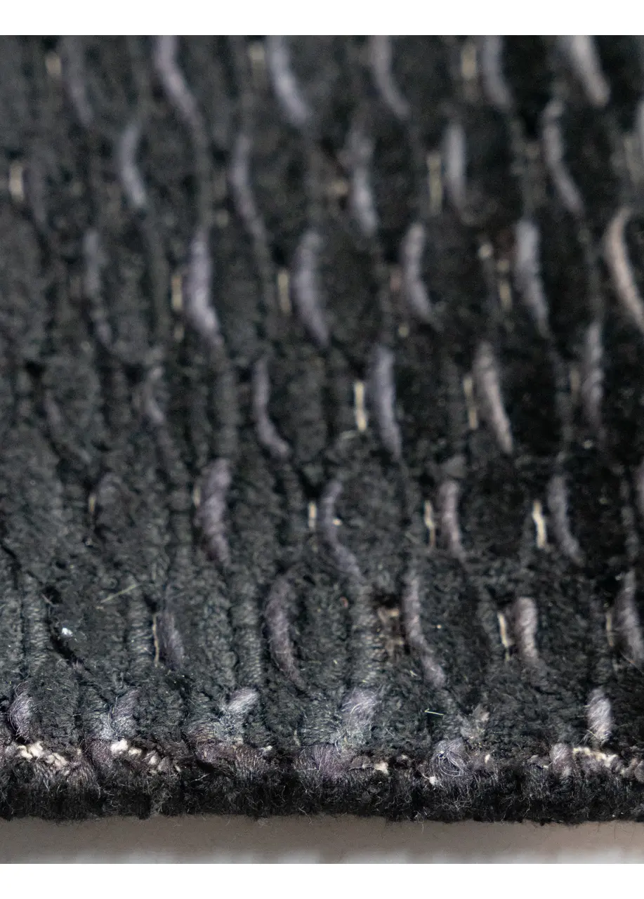 Tapete Texturizado Negro con Relieve Ondulado en Gris