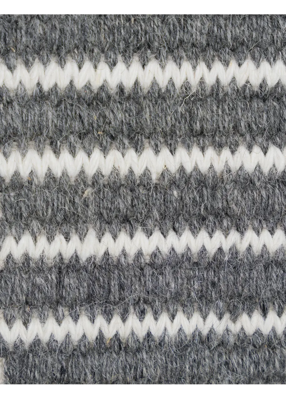 Tapete Texturizado Gris Carbón con Escalerilla en Blanco