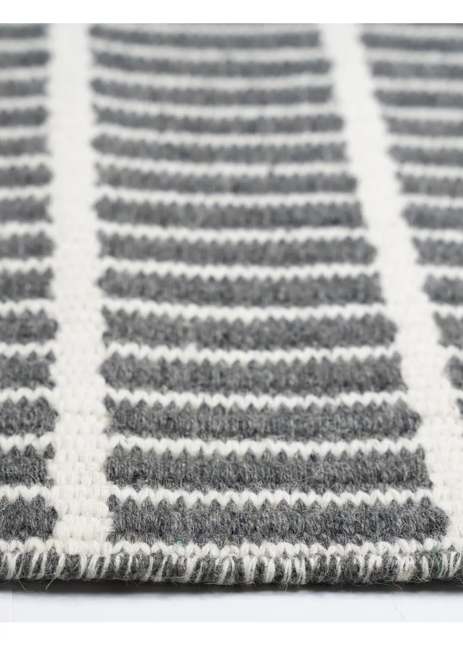 Tapete Texturizado Gris Carbón con Escalerilla en Blanco