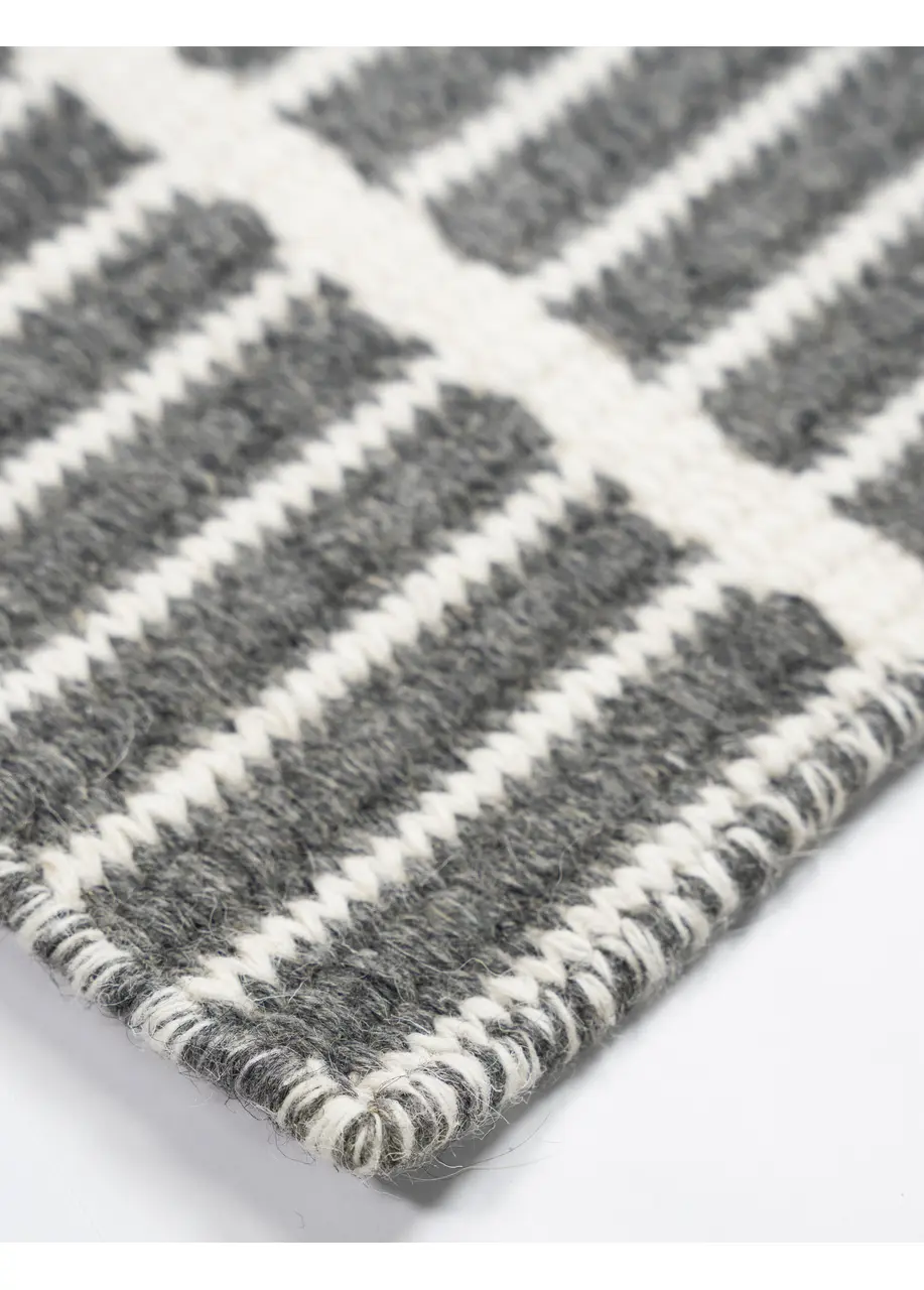 Tapete Texturizado Gris Carbón con Escalerilla en Blanco