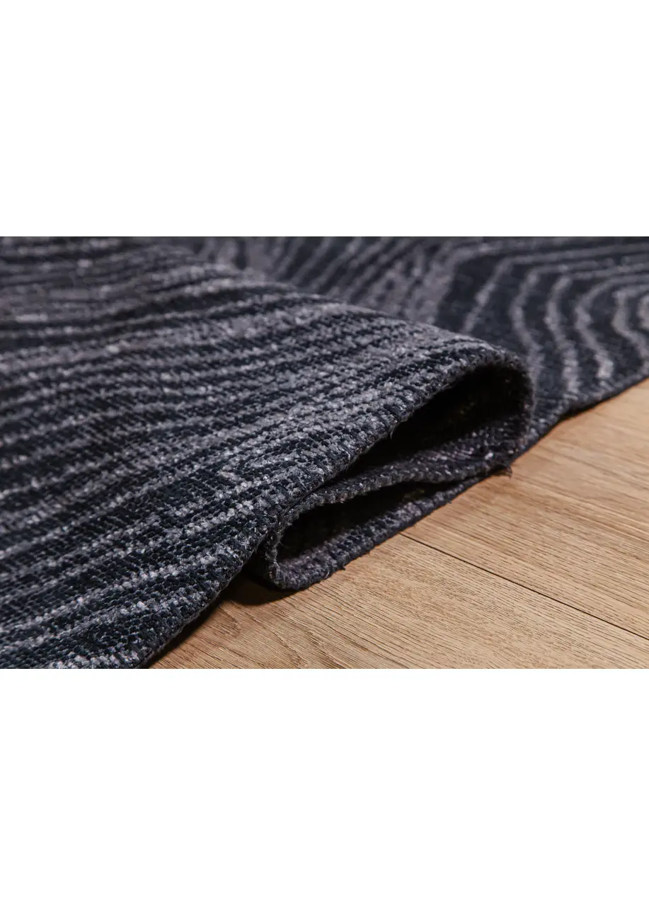 Tapete Moderno Negro con Rombos Concéntricos en Gris Claro