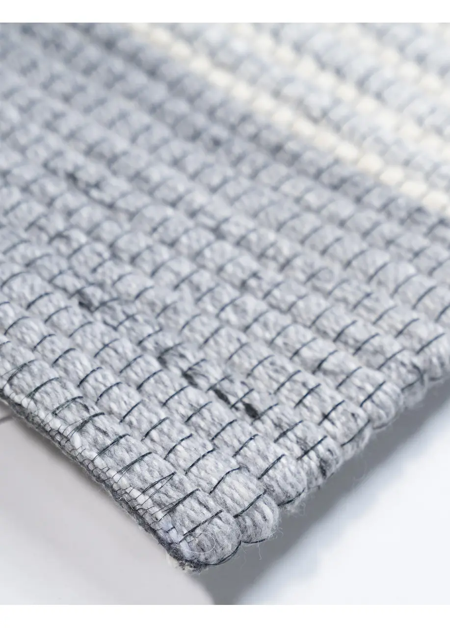 Tapete Tejido Gris Perla con Rayado Marfil y Cabeceras