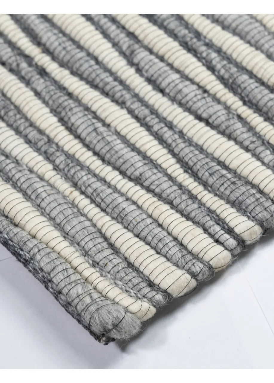 Tapete Tejido Gris con Cordones Ondulados en Marfil