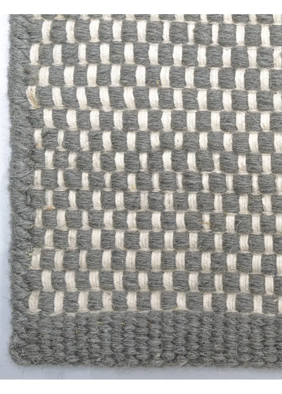 Tapete Tejido Gris Oscuro con Damero en Marfil