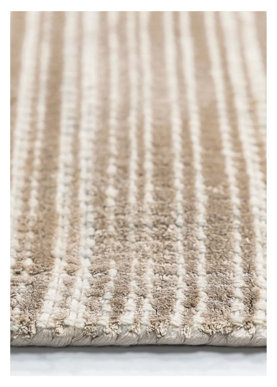 Tapete Texturizado Taupe con Veta Horizontal Lustrosa